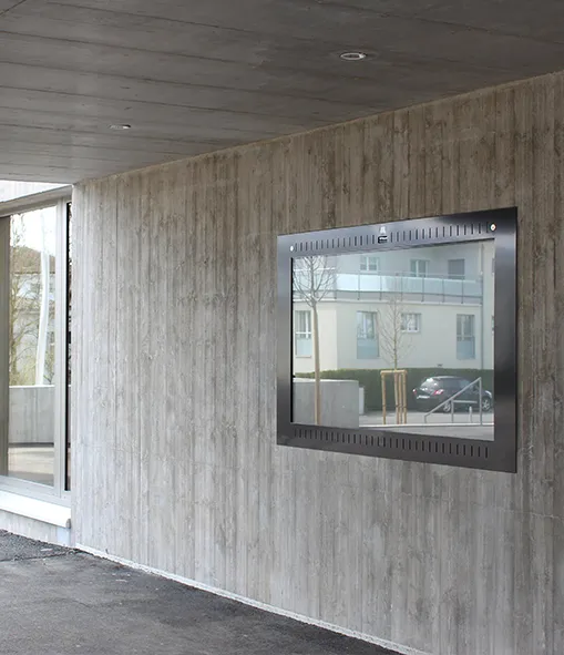 Schule Schwarzenbach vandalensicherer Aussendisplay von mysigange